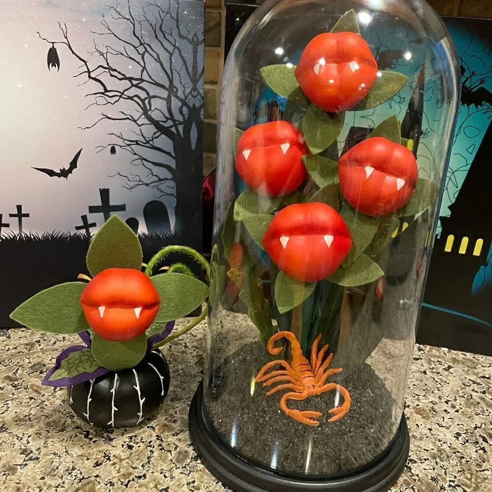 Hyde and EEK Kiss Of Death Vampire Lips Cloche Plant Set 2021 COOL Halloween